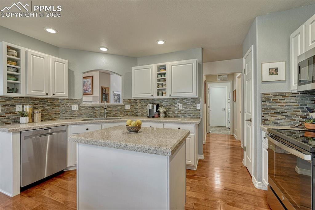 Image 10 of 50: Kitchen