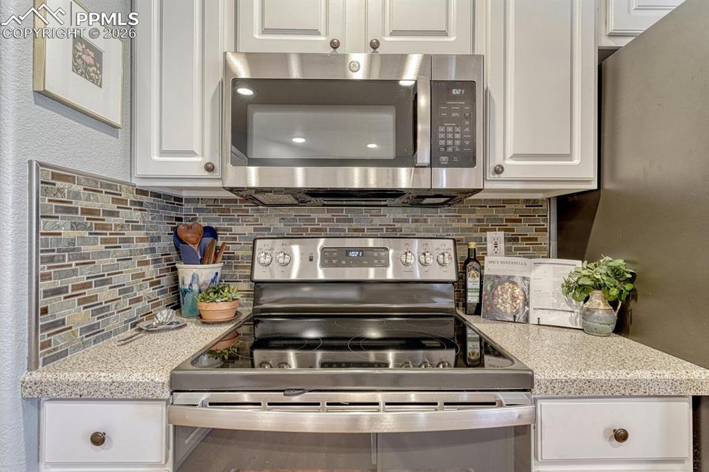 Image 13 of 50: Kitchen