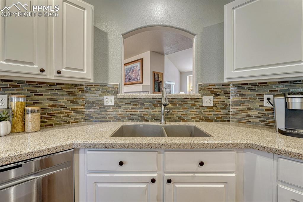 Image 14 of 50: Kitchen