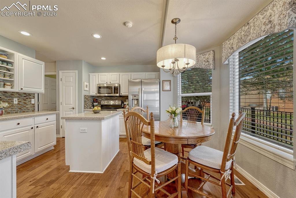 Image 15 of 50: Dining Area