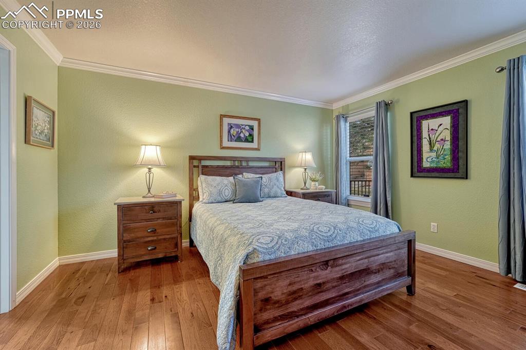 Image 19 of 50: Bedroom