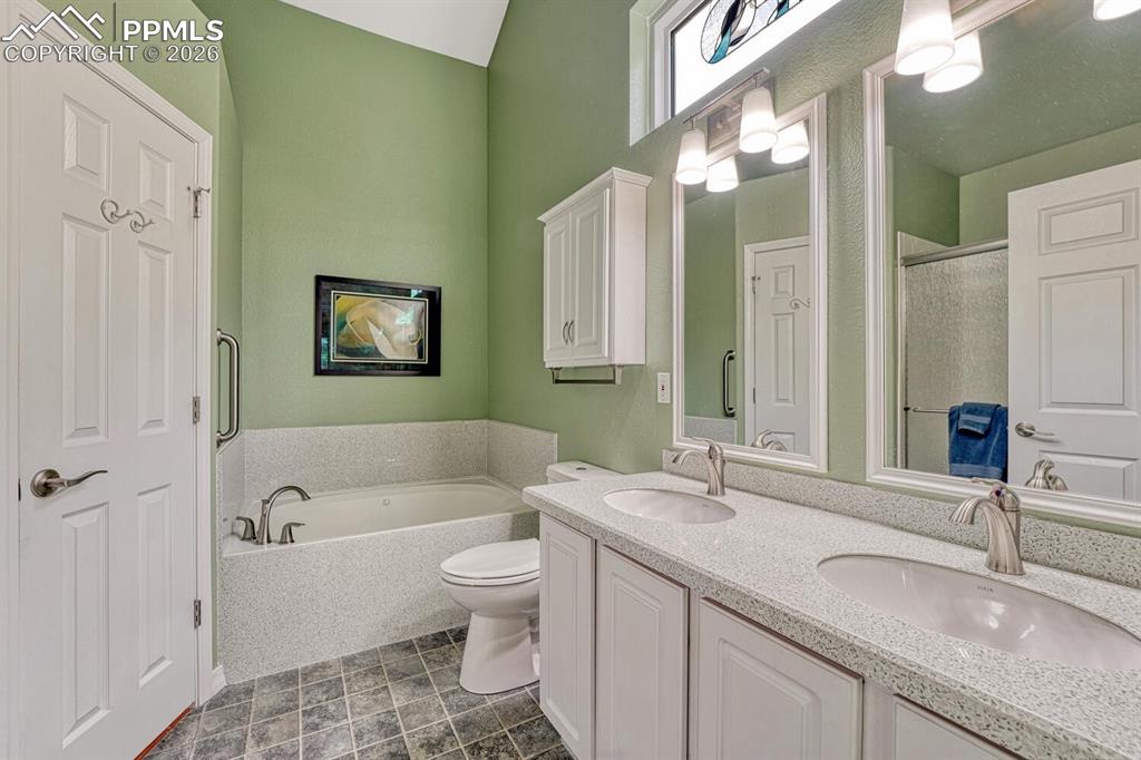 Image 22 of 50: Bathroom