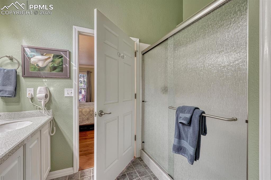 Image 23 of 50: Bathroom