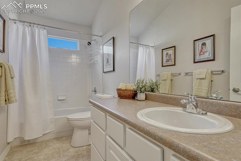 Image 31 of 50: Bathroom