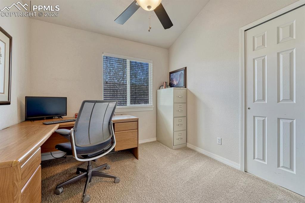 Image 33 of 50: Office