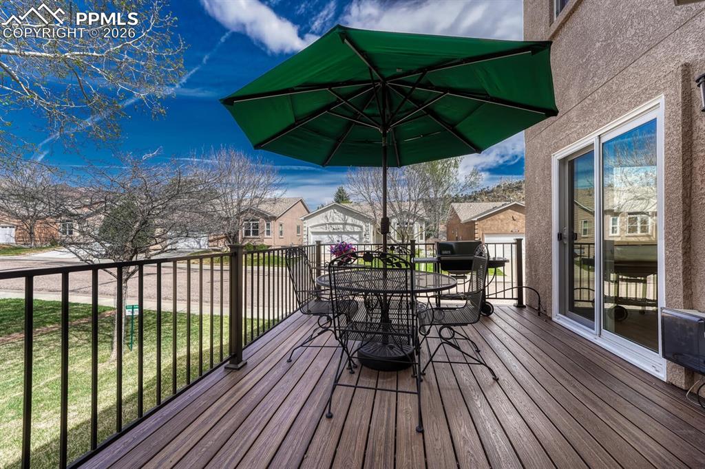 Image 38 of 50: Deck