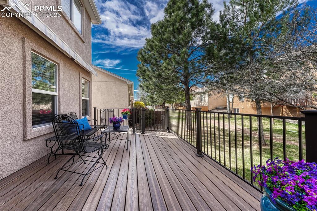 Image 39 of 50: Deck