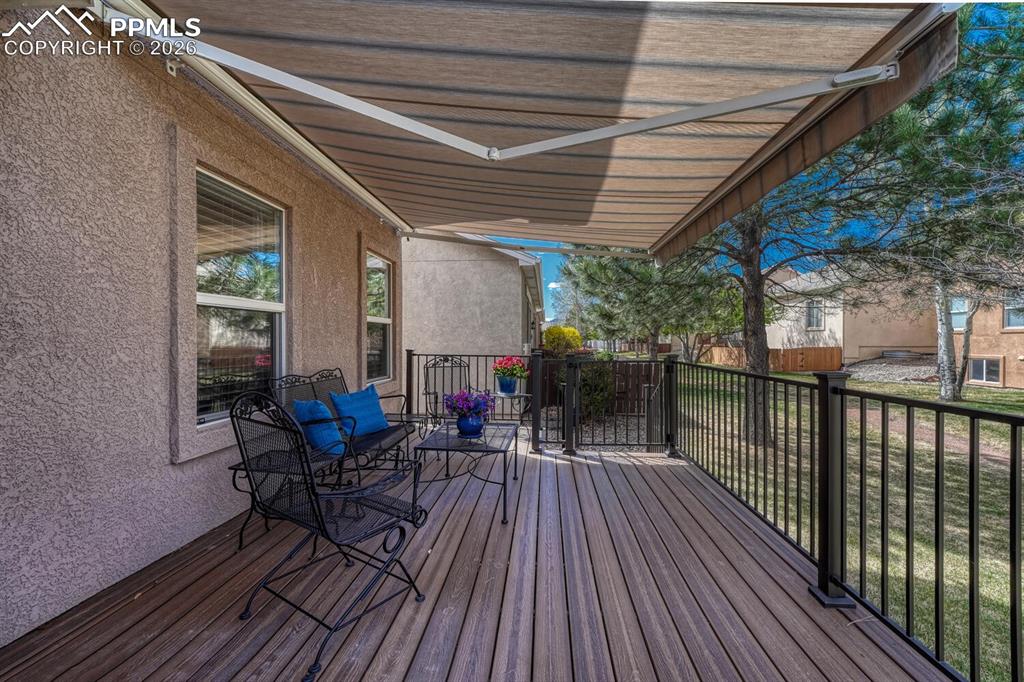 Image 40 of 50: Deck