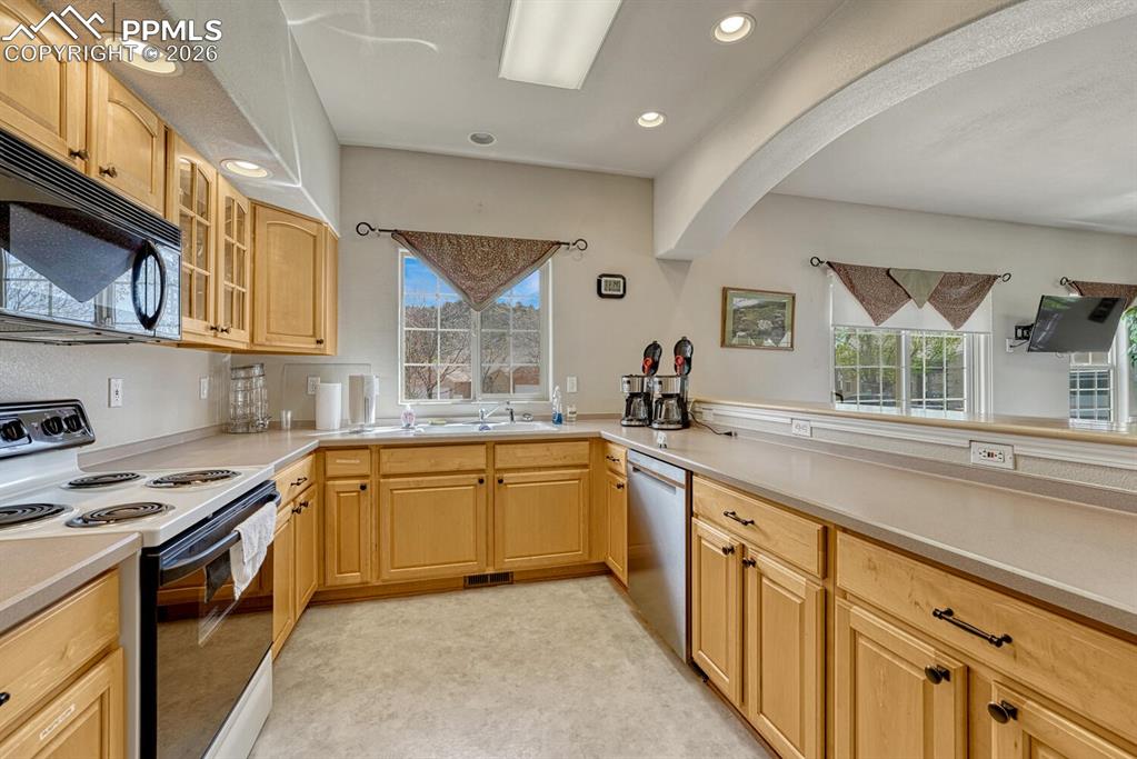 Image 49 of 50: Kitchen