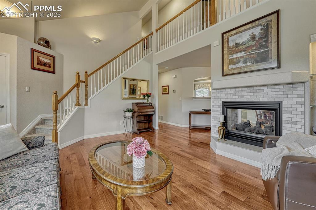 Image 7 of 50: Living Room