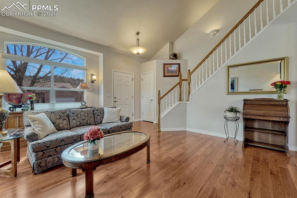 Image 8 of 50: Living Room