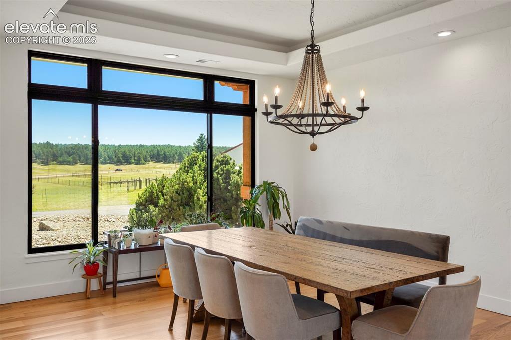 Image 13 of 50: Dining Area