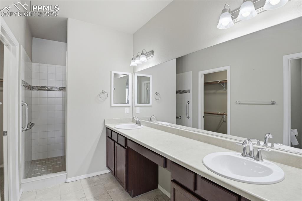 Image 16 of 34: Bathroom