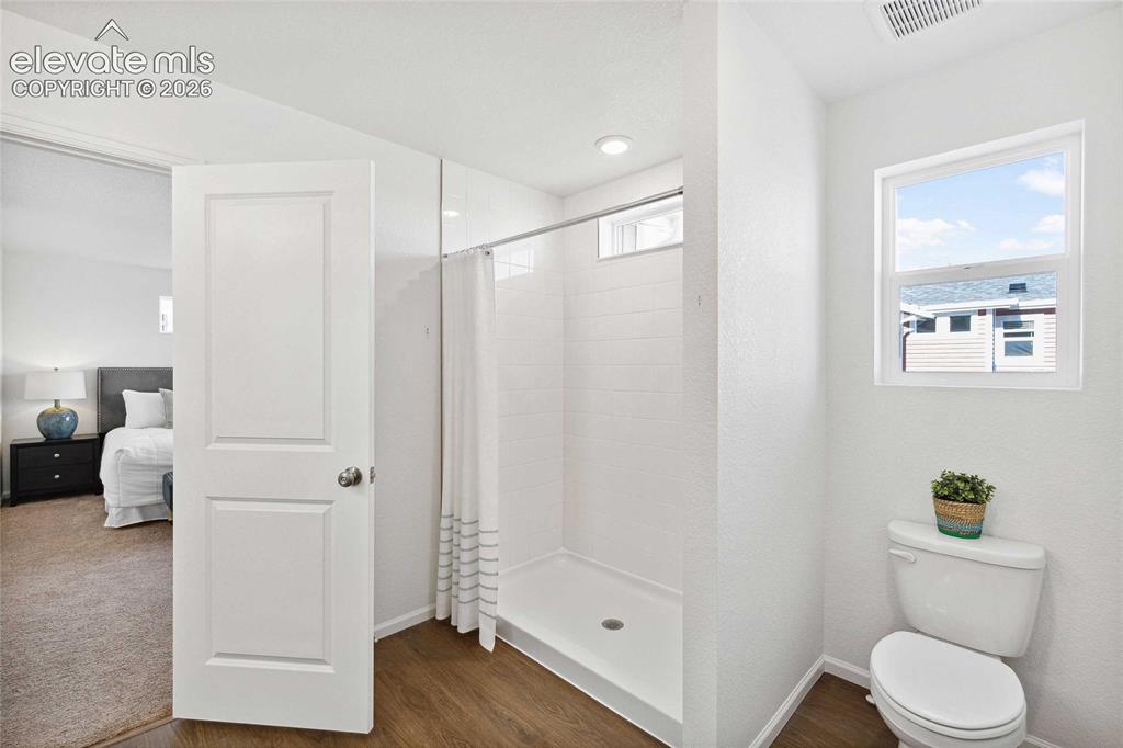 Image 11 of 33: Bathroom