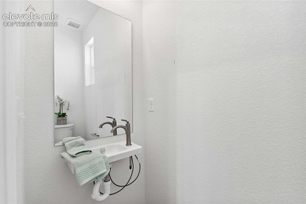 Image 8 of 33: Bathroom