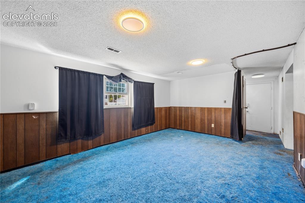 Image 28 of 35: Recessed ceiling lighting with a flat panel door