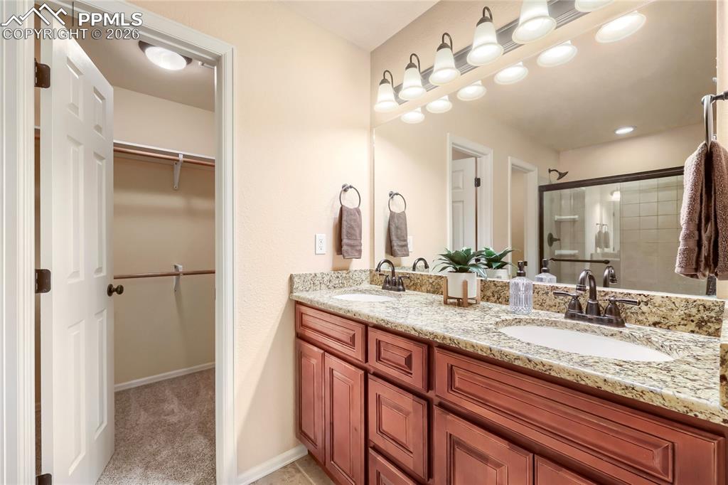 Image 16 of 24: Bathroom