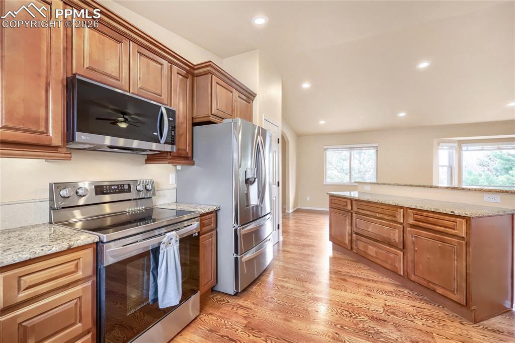 Image 7 of 24: Kitchen