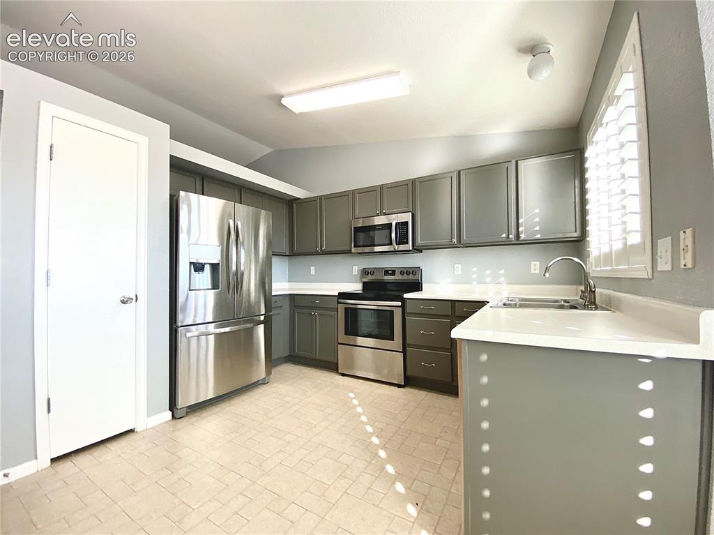 Image 11 of 16: Kitchen
