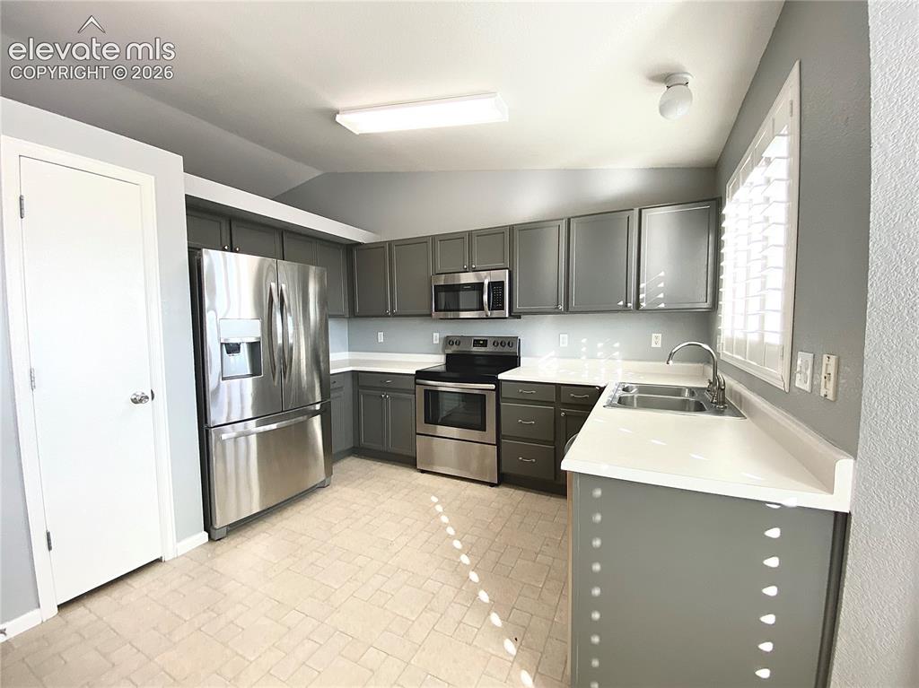 Image 13 of 16: Kitchen