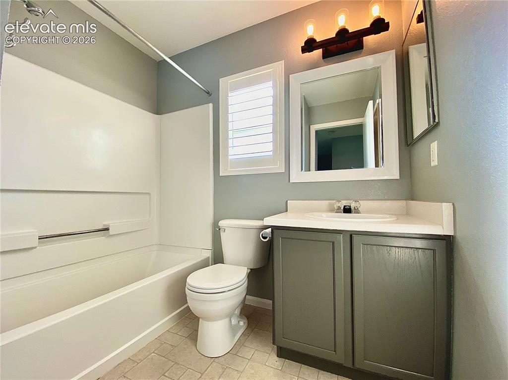 Image 16 of 16: Bathroom
