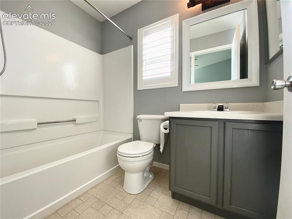 Image 4 of 16: Bathroom