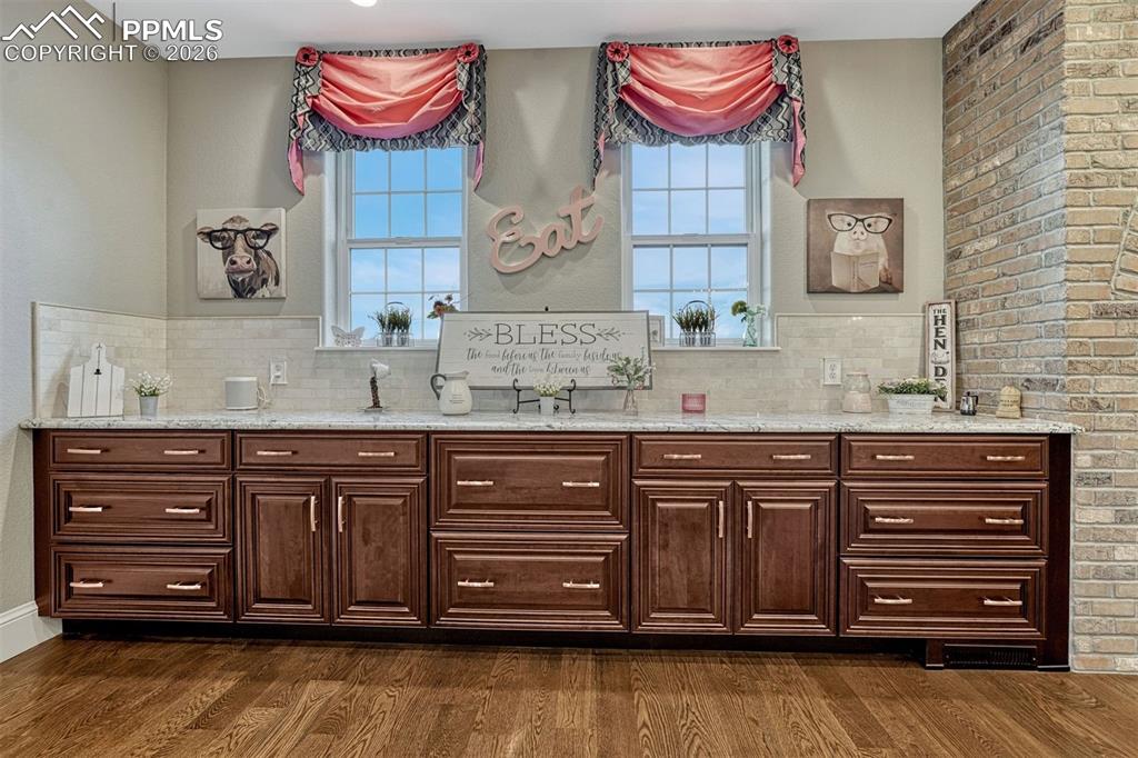 Image 18 of 50: Kitchen