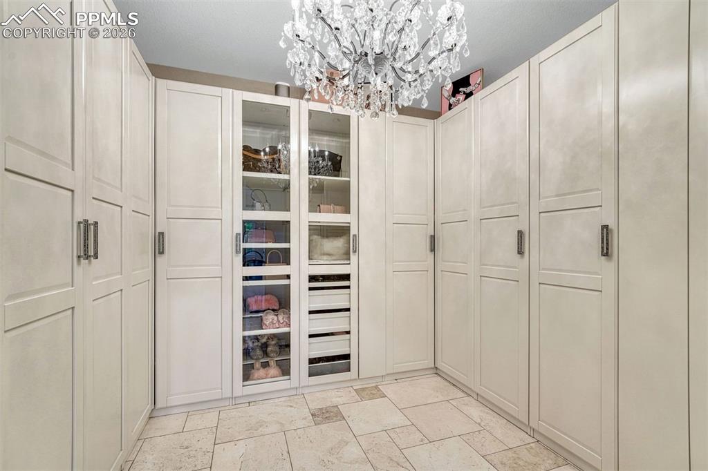 Image 25 of 50: Closet