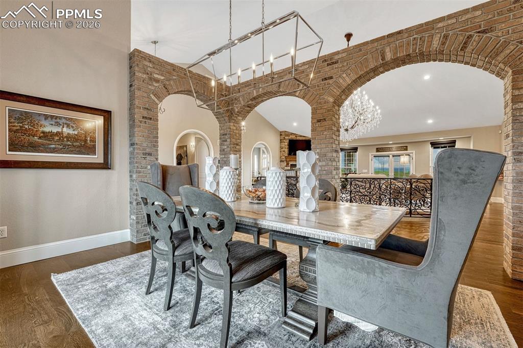 Image 30 of 50: Dining Area