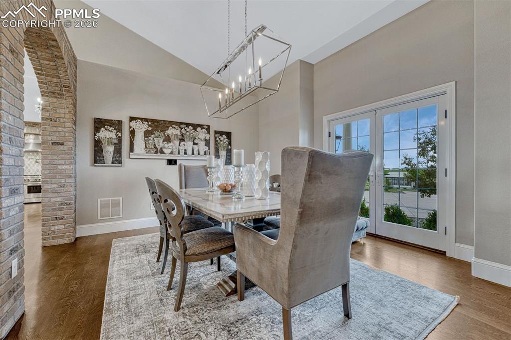 Image 31 of 50: Dining Area