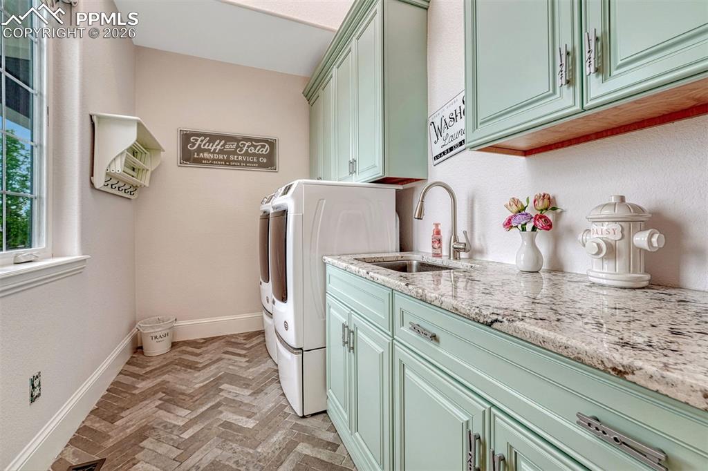 Image 33 of 50: Laundry