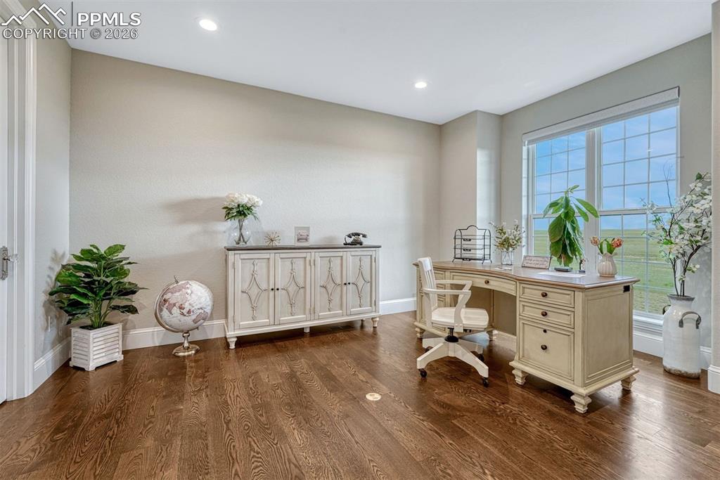 Image 34 of 50: Office