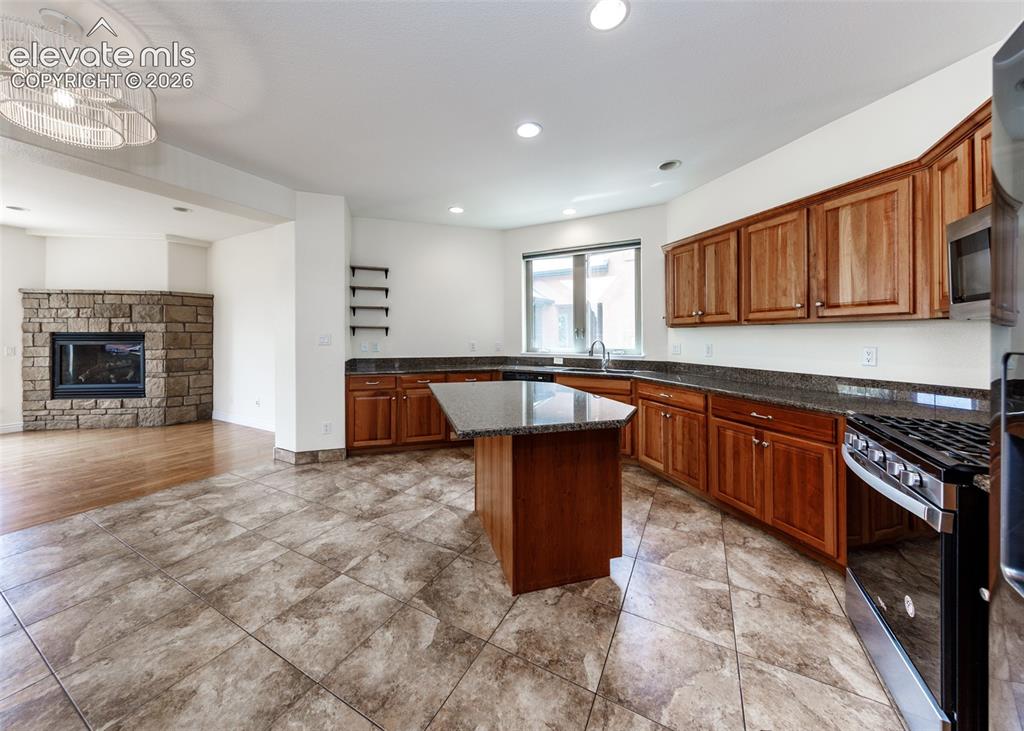 Image 12 of 50: Kitchen