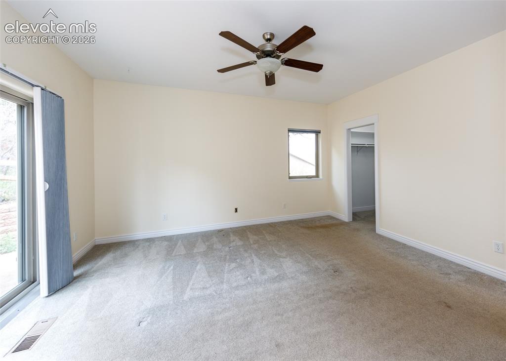Image 22 of 50: Bedroom