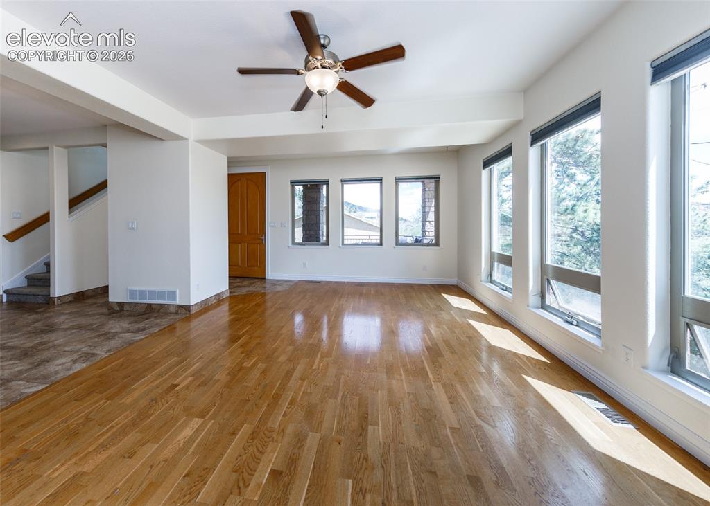 Image 8 of 50: Living Room