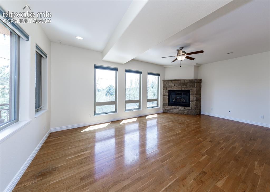 Image 9 of 50: Living Room