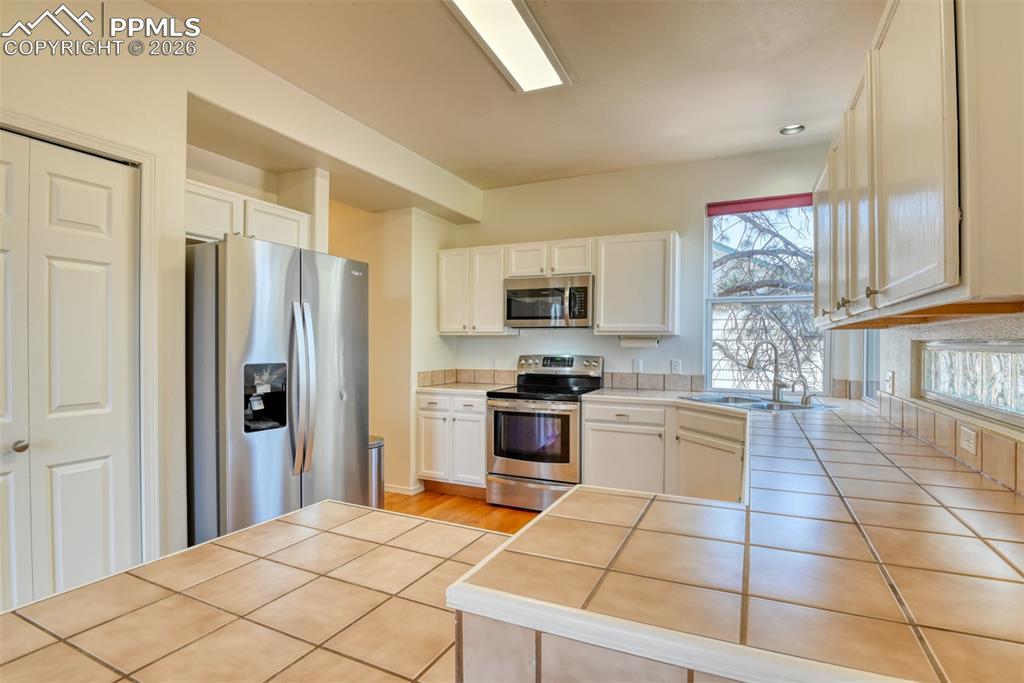 Image 4 of 50: Kitchen