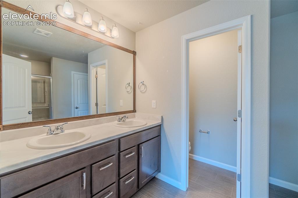 Image 17 of 37: Bathroom