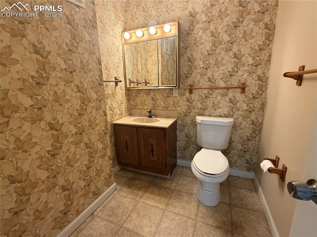 Image 28 of 33: Bathroom