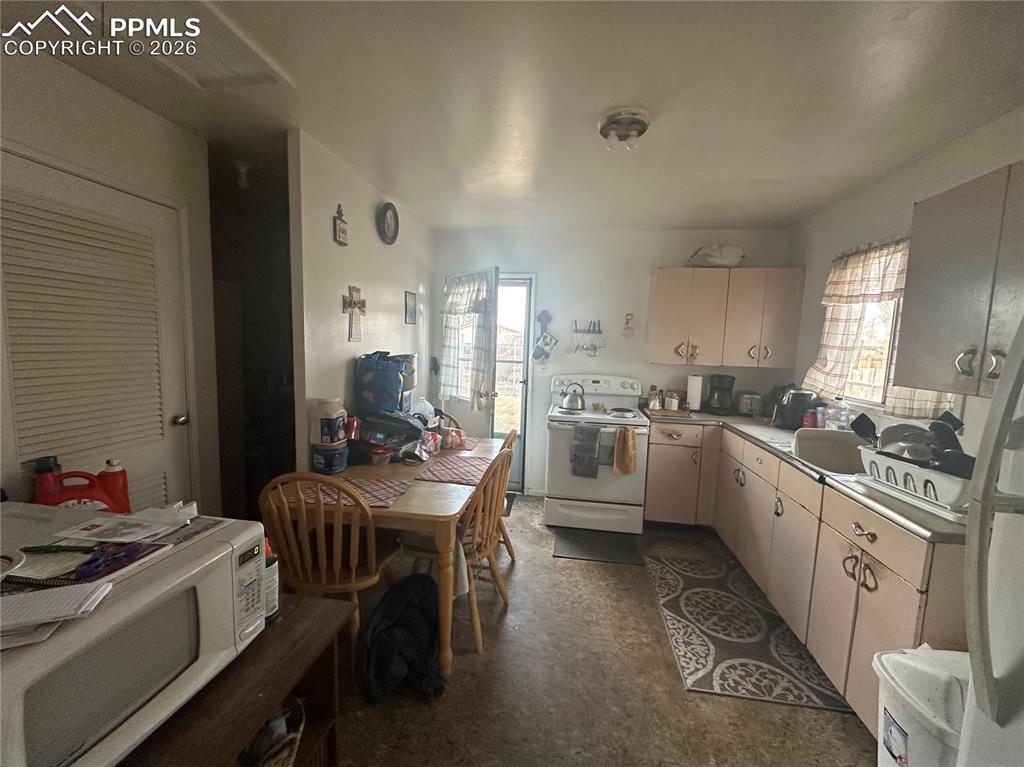 Image 5 of 9: Kitchen