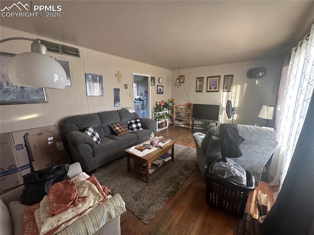 Image 6 of 9: Living Room