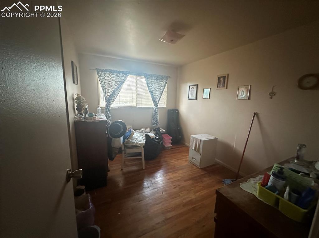 Image 8 of 9: Bedroom