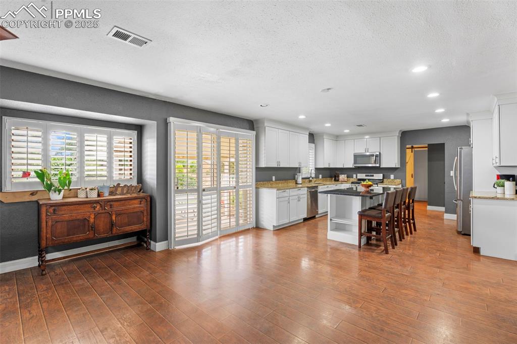 Image 14 of 46: Kitchen