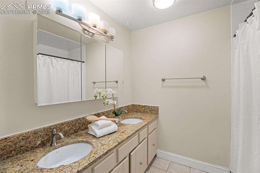 Image 20 of 46: Bathroom