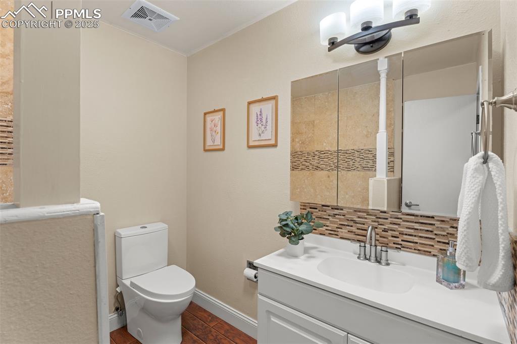 Image 21 of 46: Bathroom