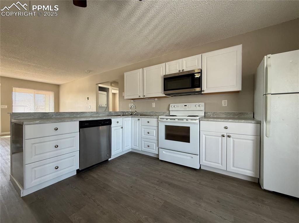 Image 10 of 24: Kitchen