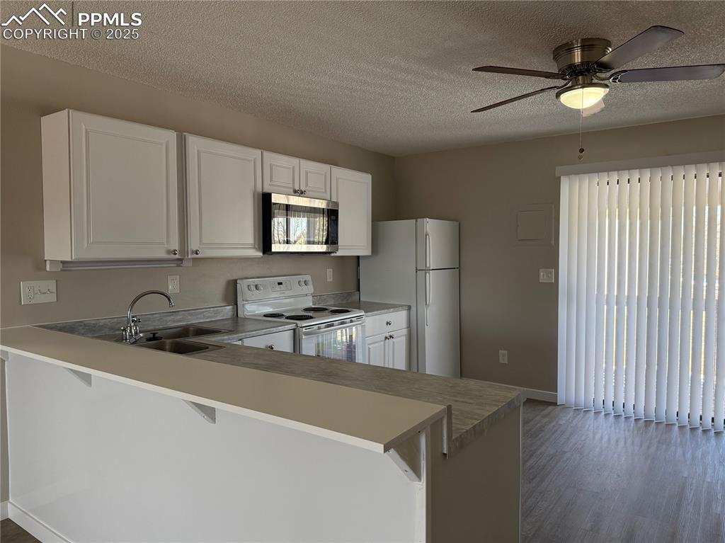 Image 11 of 24: Kitchen