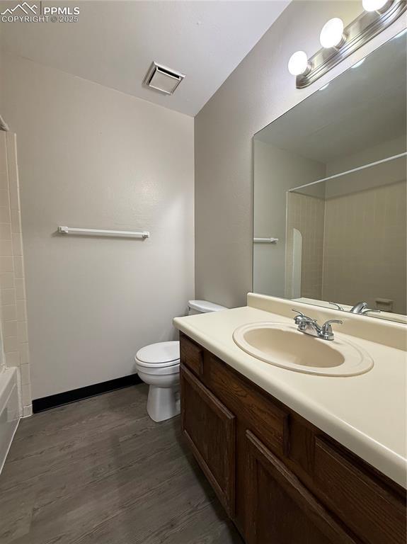 Image 15 of 24: Bathroom