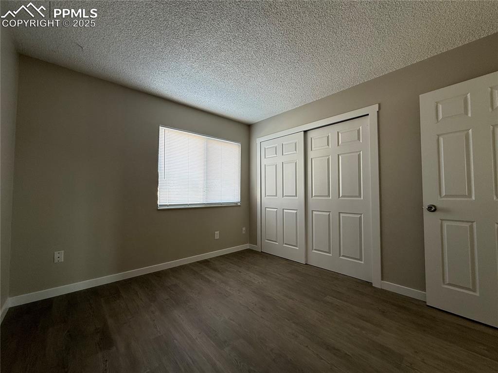 Image 16 of 24: Bedroom