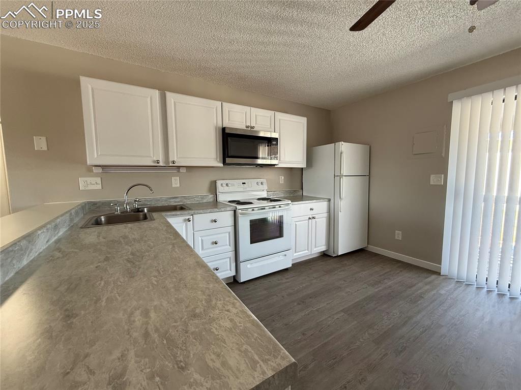 Image 9 of 24: Kitchen